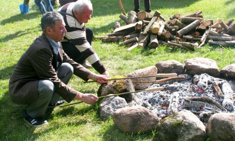 Tautiniais rūbais pasidabinę atlikėjai ne tik koncertavo