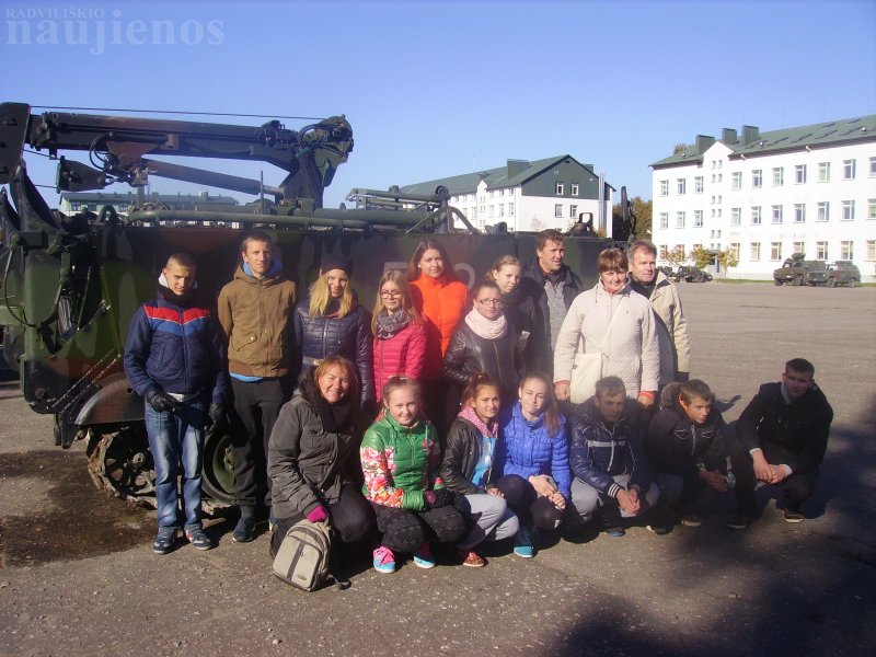 Jaunuoliai susipažino su karių turima technika bei ginkluote.