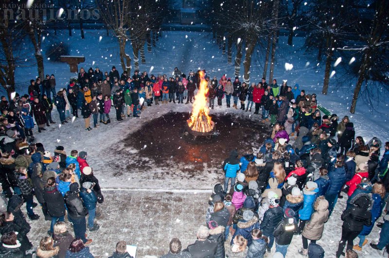 Baisogalos gimnazijos langai nušvito nuo žvakių šviesos.