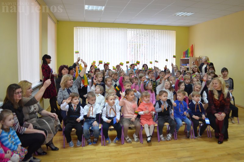 Patriotinių dainų pynė - prasminga darželinukų dovana mūsų  gimtajai Lietuvai.