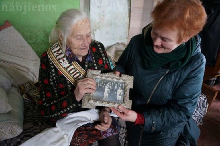 Pasveikinta 100 metų sulaukusi Žardelių kaimo gyventoja Adelė Punienė