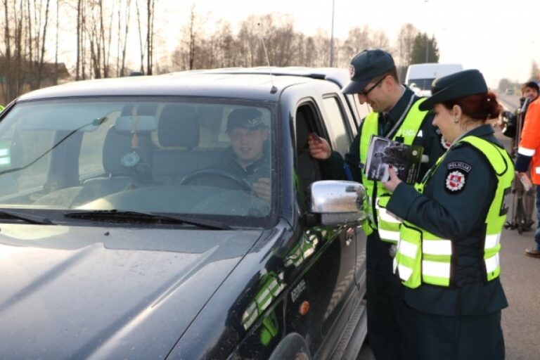 Saugaus eismo dieną policininkai apdovanojo vairuotojus