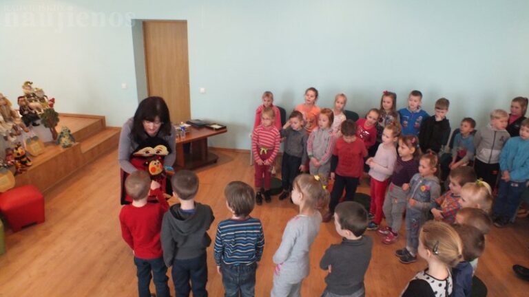 Bibliotekoje – pažintis su lėlėmis ir jų autore