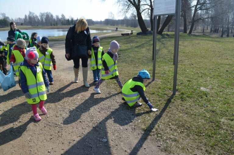 „Žvaigždutės“ vaikai tvarkė Eibariškių tvenkinio pakrantes