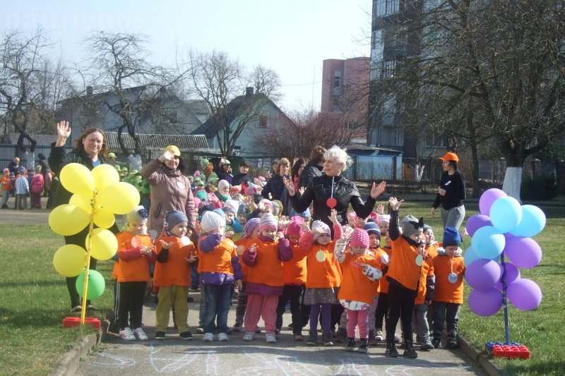 Bėgime dalyvavo visos darželio grupės ir įstaigos darbuotojai.
