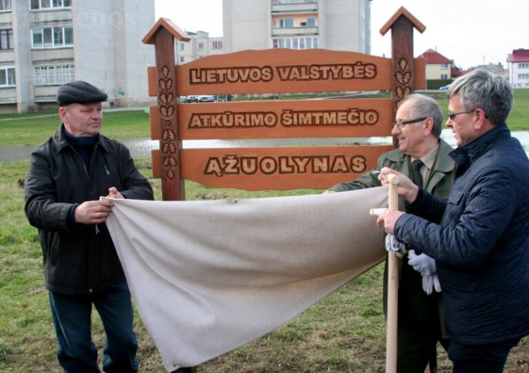 Artėjančiam valstybės atkūrimo šimtmečiui – šimtas ąžuolų