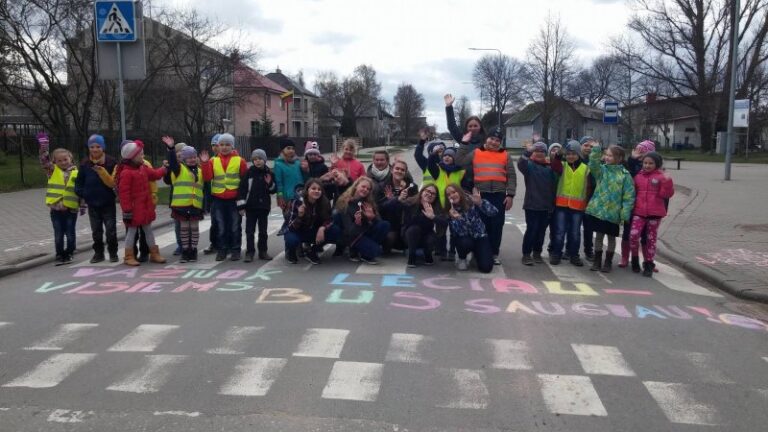 Radviliškio sakaliukai kviečia būti saugius kelyje