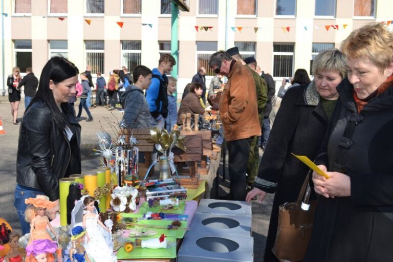 Jaunimo mokykloje ir vėl šurmuliavo Pavasario mugė