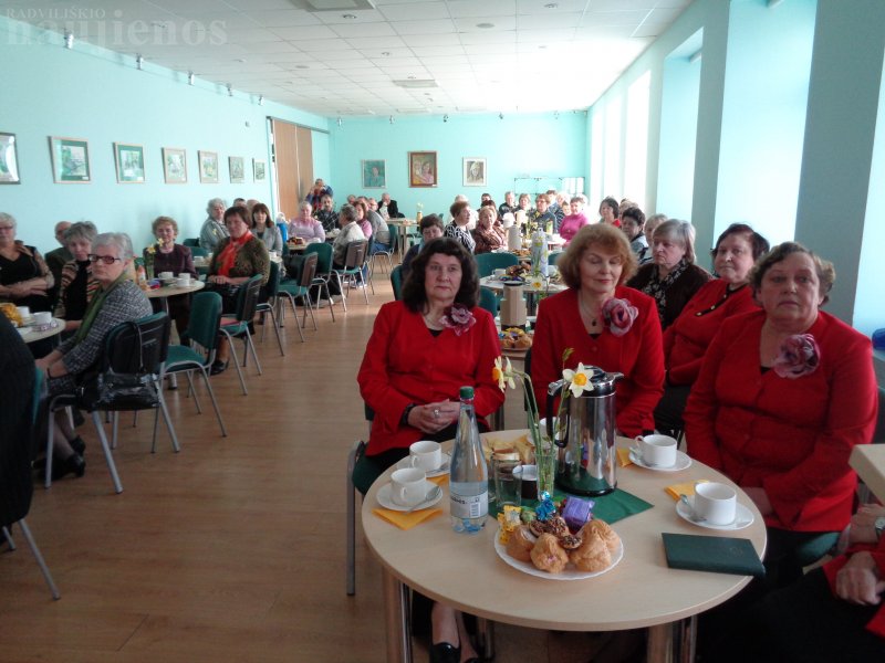 Savivaldybės administracijos direktorė J. Margaitienė (kairėje) Neįgaliųjų draugijos pirmininkei J. Bredulskienei įteikė arbatų rinkinį.