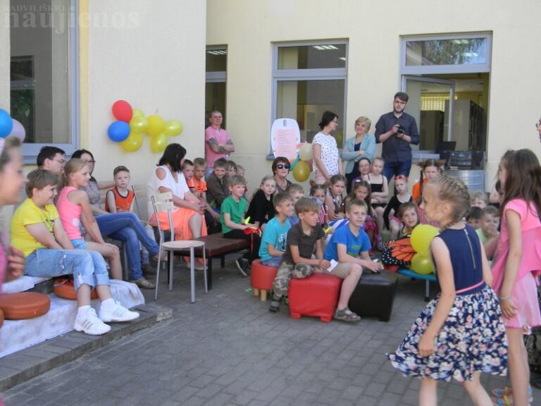 Vaikų gynimo diena įdomiai paminėta bibliotekos kiemelyje