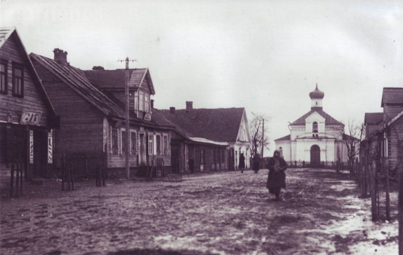 Taip dabartinė Laisvės aikštė atrodė 1917 metais. Kairėje matomi buvusios 19 amžiaus karčiamos pastatai.