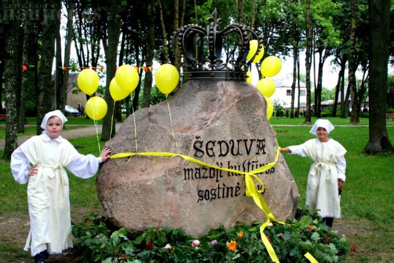 Šeduvą papuošė karūnuotas akmuo