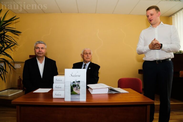 Daugiau nei tūkstantis puslapių ir penki kilogramai krašto istorijos