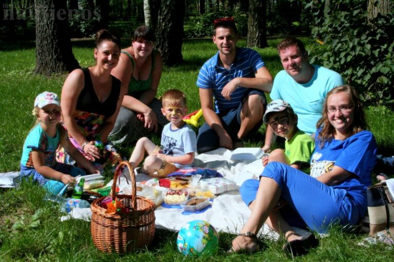 Pirmas puikiai iškeptas blynas: mėlynasis šeimų piknikas Šeduvoje