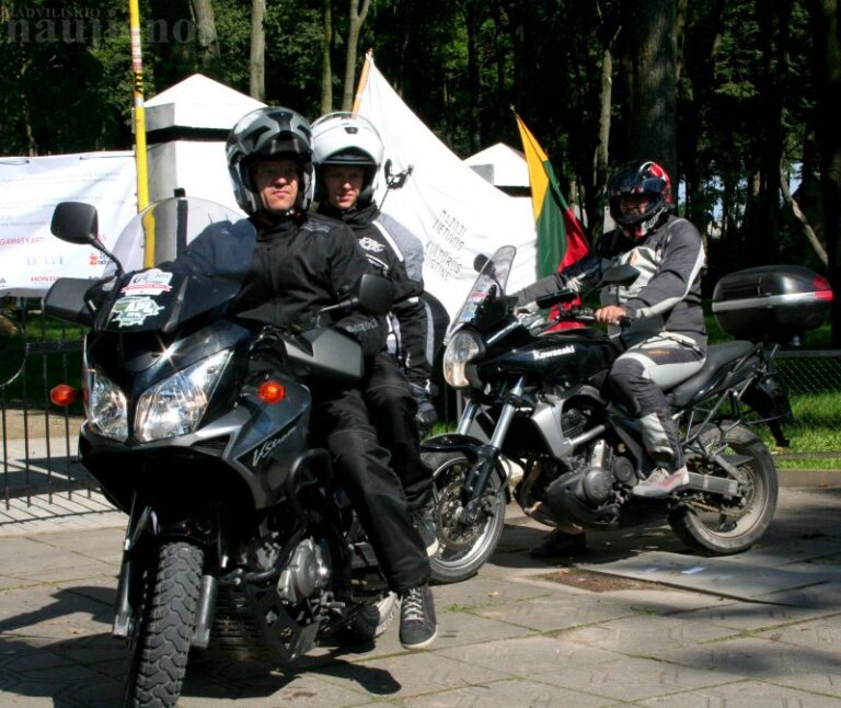 Šeduvą drebino motociklų variklių gausmas