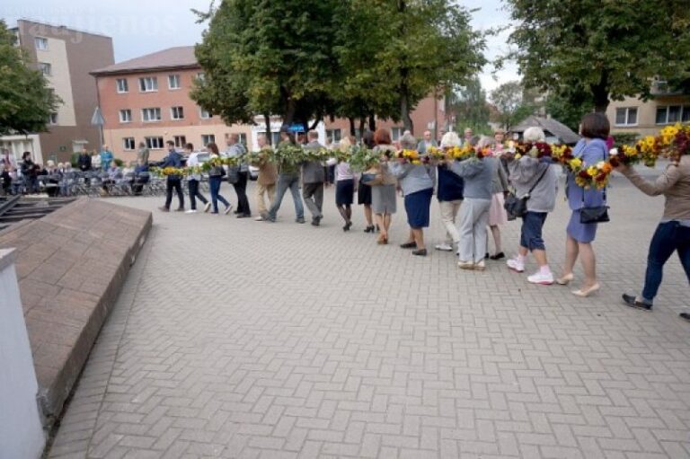 Trijų kryžių memorialą Radviliškyje apjuosė gėlių girlianda