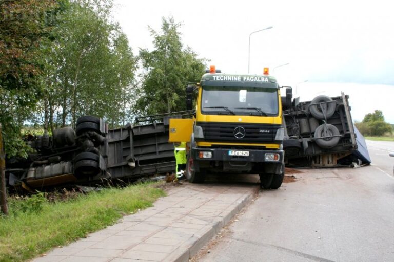 Iš Baisogalos pakraštyje apsivertusio vilkiko vairuotoją vadavo ugniagesiai