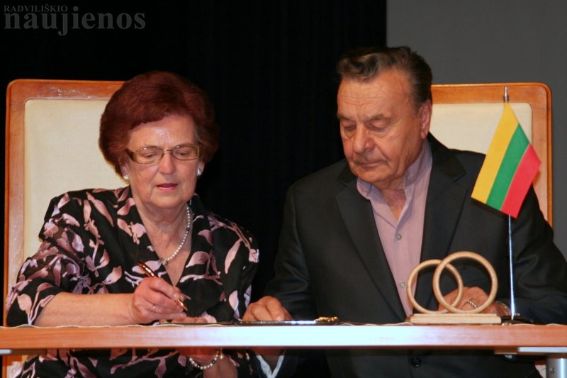 Iš naujo mylėti pasižadėjusiems – ir Auksines vestuves priminsiantys mediniai žiedai.