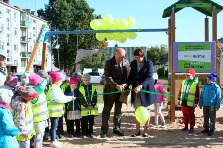 „Radviliškio būstas“ miestui padovanojo vaikų žaidimo aikštelę