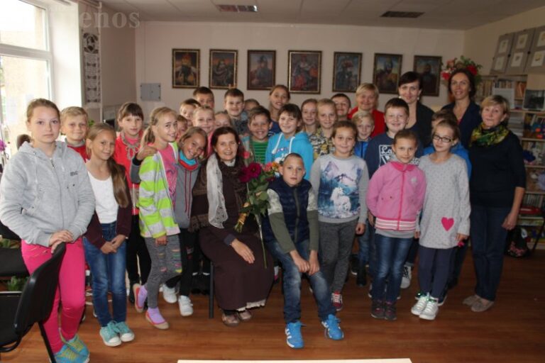 Pakalniškių pagrindinės mokyklos ir kaimo bibliotekoje viešėjo dailininkė