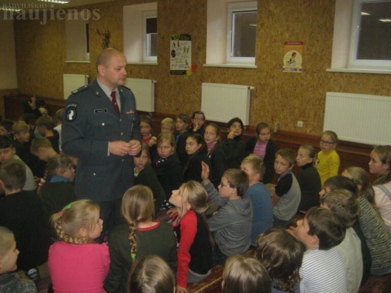 Šeduvos gimnazijoje – susitikimas su policijos pareigūnu