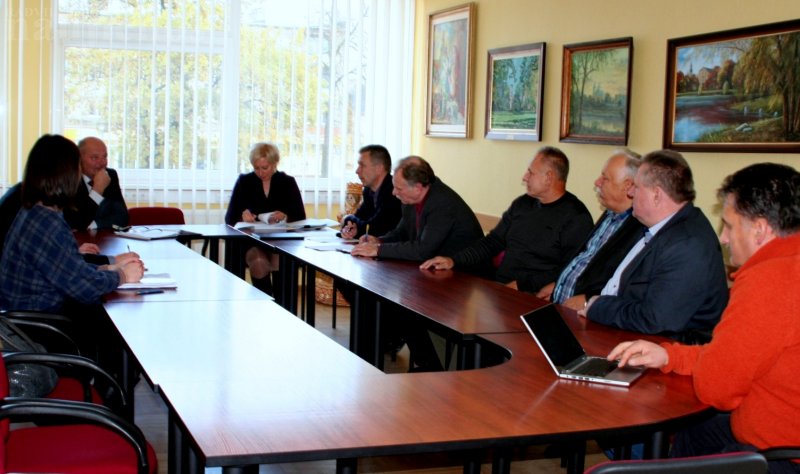 Mokesčio skaičiavimo tvarką savivaldybės atstovams pristatė Šiaulių regiono atliekų tvarkymo centro Rinkliavos tarnybos vadovas Mantas Tamošiūnas ir  centro finansininkė Irina Porfirjeva.  Autorės nuotr.