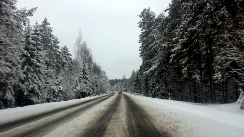 Šaltuoju metų laiku dažnas vairuotojas pervertina savo galimybes ir sukelia ne vieną eismo įvykį.  Autorės nuotr.