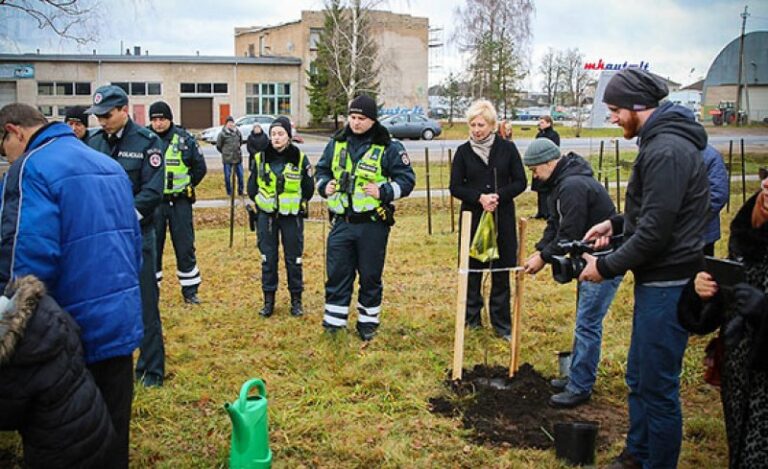 Žuvusiesiems keliuose atminti šiemet pasodinti du ąžuoliukai