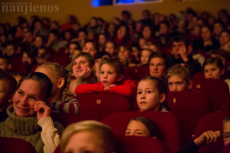 Į Radviliškio miesto kultūros centrą sugužėjo beveik septyni šimtai vaikų.