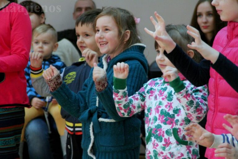 Kalėdinius atvirukus kūrė beveik keturi šimtai vaikų