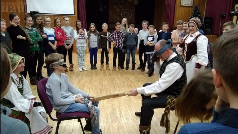 Vaižganto progimnazijoje – advento vakaronė su „Aidija“
