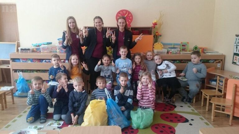Vaižganto gimnazistai skatina rūšiuoti atliekas