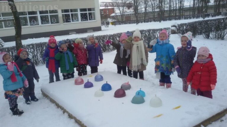 „Kregždutės“ darželinukai gamino margaspalvius besmegenius