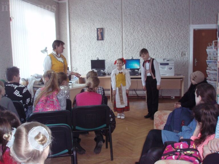 Alksniupių bibliotekoje – popietė apie tautinio kostiumo spalvas