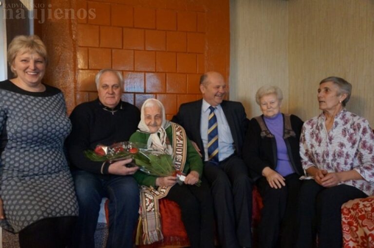 Šimtametė iš Vileikių kaimo šiuolaikiniam jaunimui siūlo dirbti