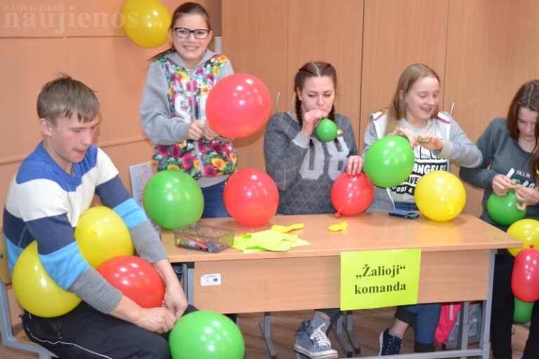 Jaunimo mokykloje triukšmingai paminėta Valstybės atkūrimo diena