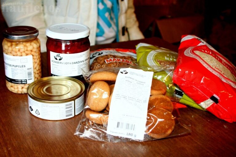 Maisto paketų prašo tūkstančiai