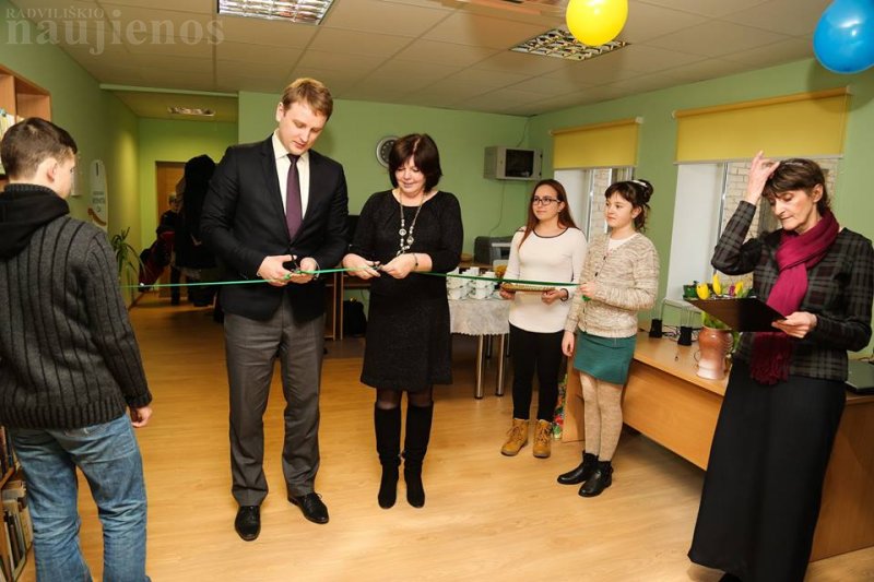Kaimo bibliotekos įkurtuvių šventėje klausytasi ir muzikinės programos.