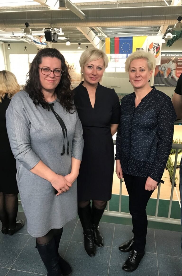Radviliškio miestui – žydinti moksleivių dovana