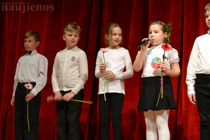 Vaikų meno mėgėjų kolektyvai mamytėms ir močiutėms padovanojo teatralizuotą koncertą.