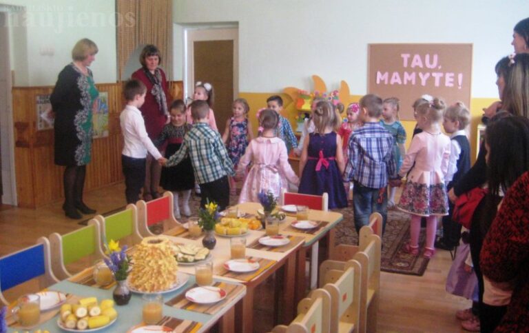 „Žvaigždutės“ vaikučiai sveikino mamytes