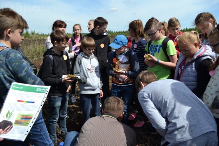 Jaunieji gamtotyrininkai vyko į Tyrulių pelkę