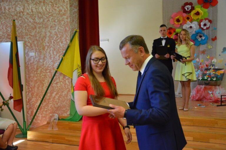 Apdovanoti gabiausi rajono abiturientai