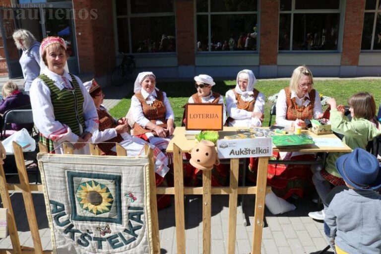 Pasitikome vasarą su „Pavasariniu knygų kermošiumi“