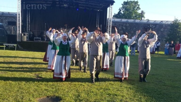 Radviliškio liaudiškų šokių šokėjai viešėjo Estijoje