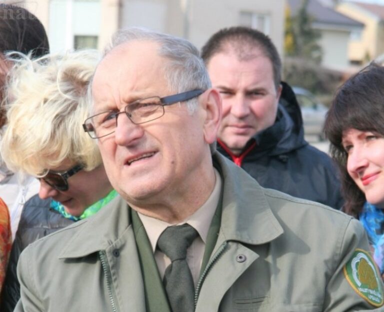Virš Radviliškio miškų urėdo galvos kaupiasi juodi debesys