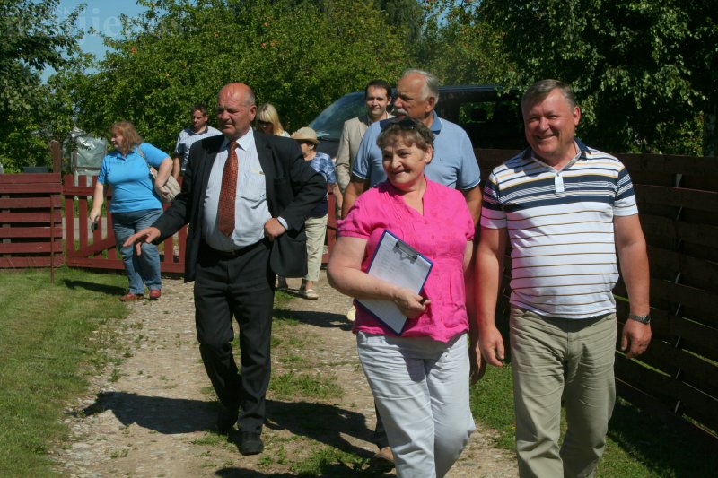Kai kurių sodybų šeimininkai stebina savo originalumu ir išradingumu. Štai Balandiškio kaimo gyventojas Viktoras sūnaus sodyboje sukonstravo štai tokius įspūdingus metalinius rutulius