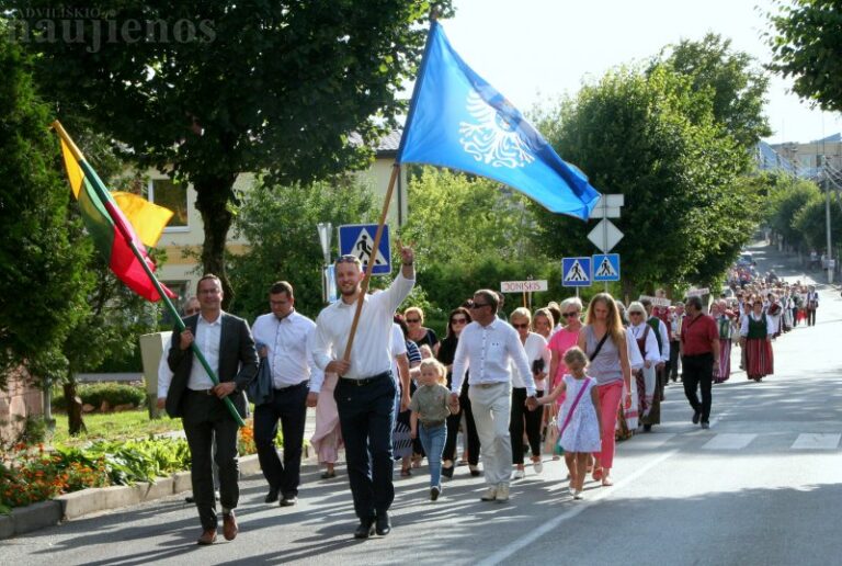 „Žolinės vainikas“ Šeduvoje pintas iš dainų, gėlių ir žolynų