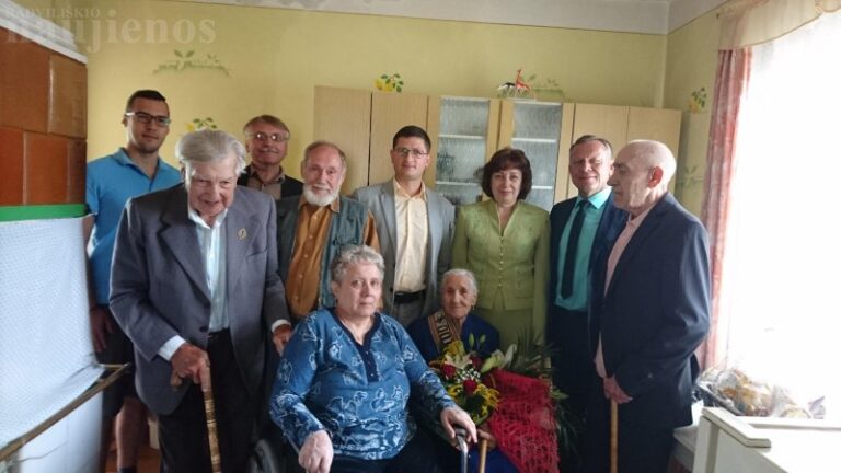 Rajono meras ir miesto seniūnas pasveikino šimtametę