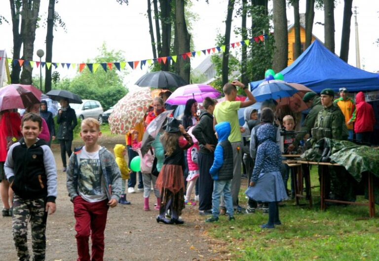 Į pikniką – su skėčiais ir neperšlampamais apsiaustais